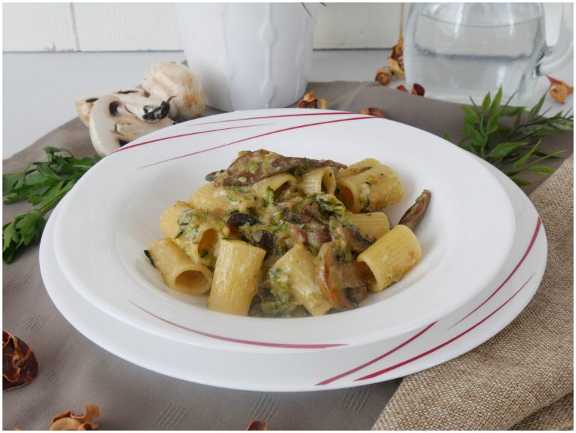 Pasta funghi e zucchine