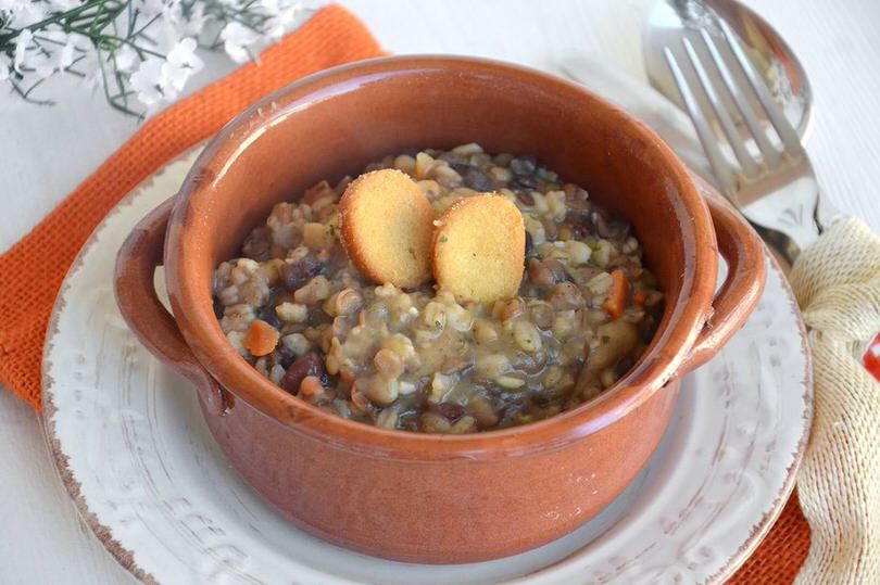 Zuppa di legumi e farro