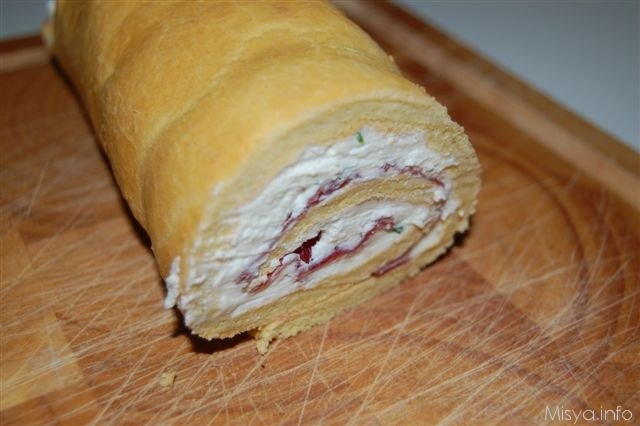 Rotolo di pan di spagna salato