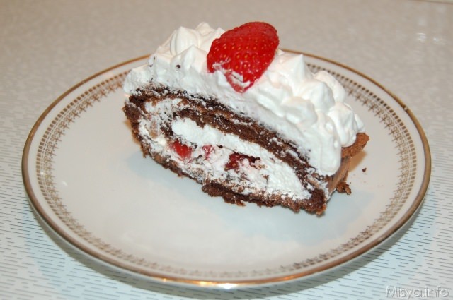 fetta rotolo cioccolato e fragole