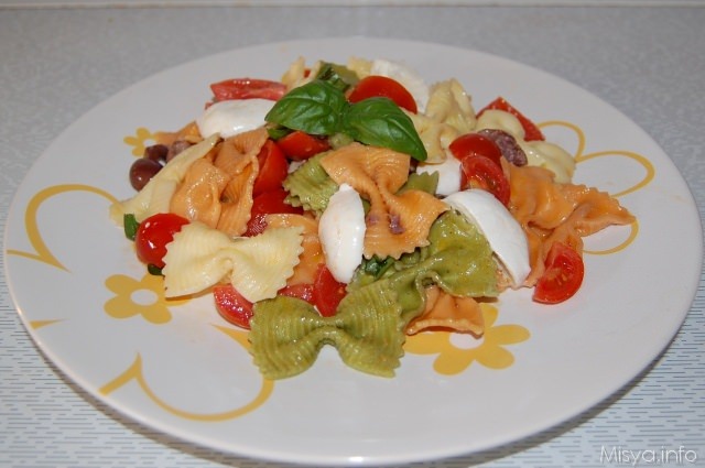 Insalata di pasta con mozzarella