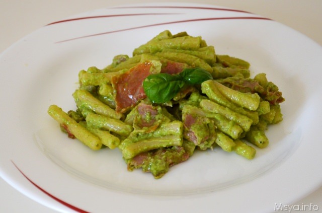 Pasta con prosciutto crudo e pesto di zucchine