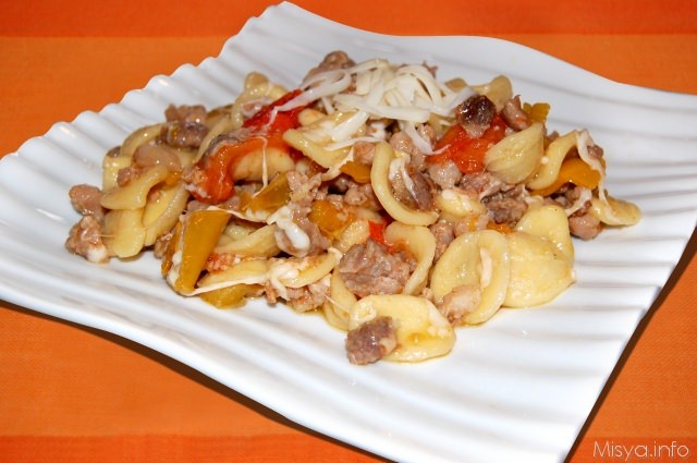 Orecchiette con peperoni e salsiccia