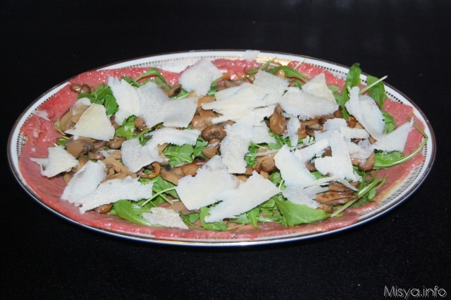 Carpaccio di manzo con rucola e funghi