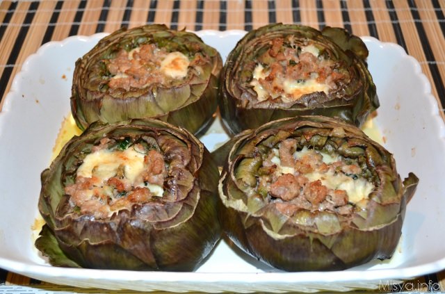 Carciofi ripieni di salsicce