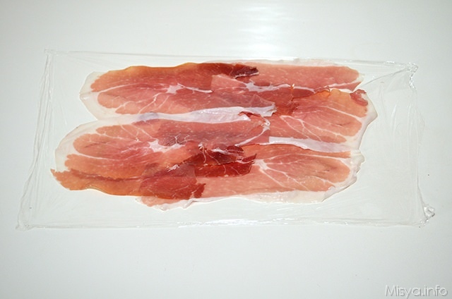 adagiare le fette di prosciutto sulla pellicola trasparente
