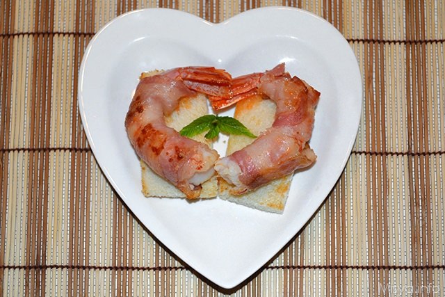 Canape' con gamberi avvolti in pancetta