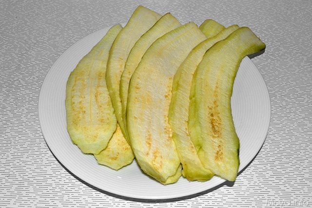 spuntare e tagliare le melanzane