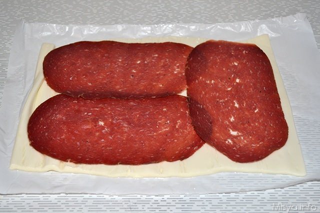 ricoprire la sfoglia di mozzarella con la bresaola