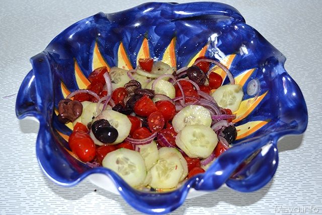 mescolare e condire con sale e olio