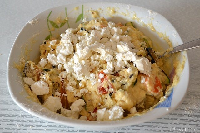 aggiungere la feta sbriciolata