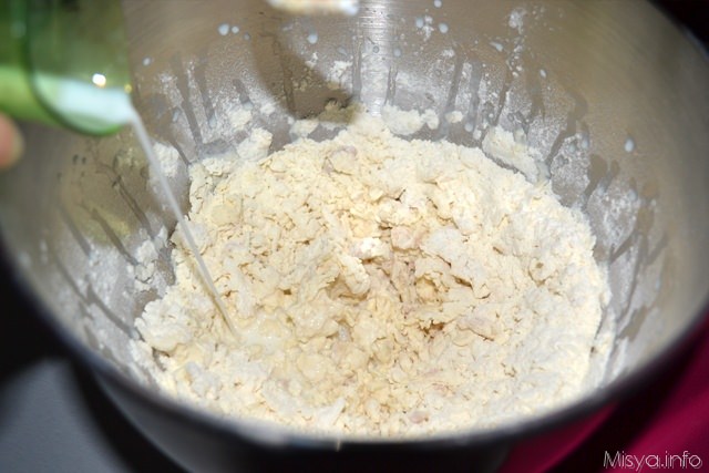 2 aggiungere latte all'impasto
