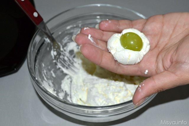 3 aggiungere uva al formaggio