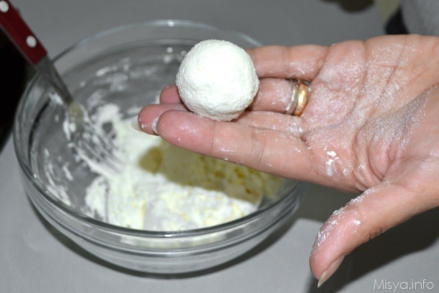 4 chiudere palline di uva al formaggio