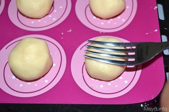 6 schiacciare pallina con forchetta