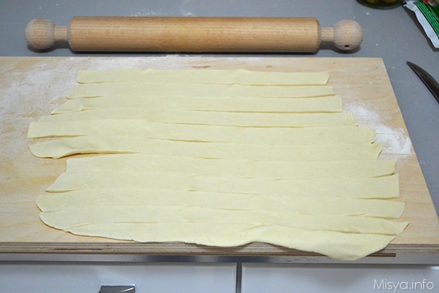Spiedini di pasta sfoglia con wurstel e olive 1