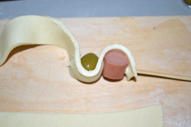 Spiedini di pasta sfoglia con wurstel e olive 3