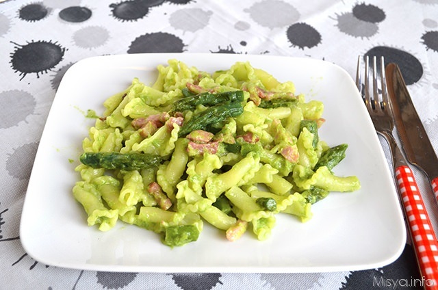 Pasta con asparagi e pancetta
