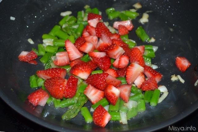 Riso venere con asparagi e fragole 5