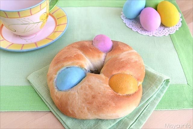 Corone di brioche con ovetti