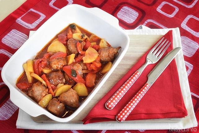 Salsicce con peperoni e patate
