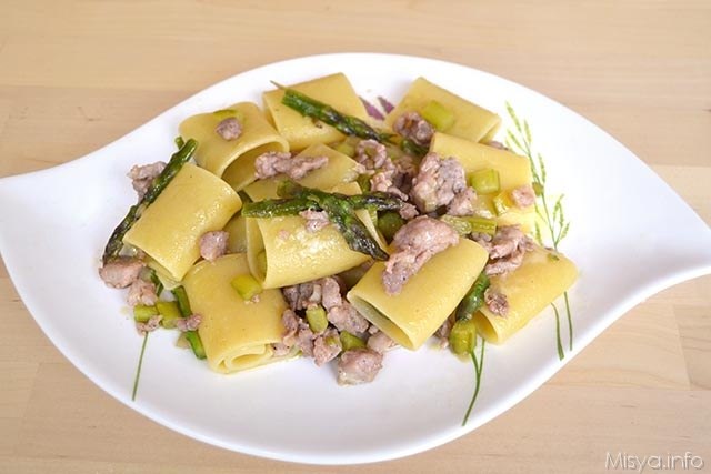 Paccheri con asparagi e salsiccia