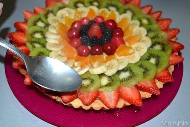 16 gelatina sulla crostata alla frutta