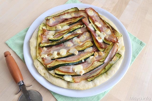 Pizza bacon zucchine e provola