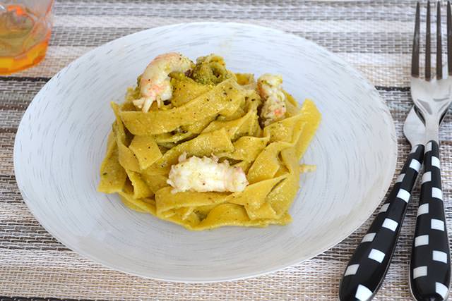 Tagliatelle con scampi e pesto di pistacchi