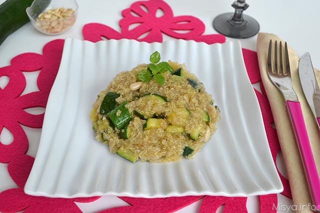 Quinoa con zucchine e pinoli