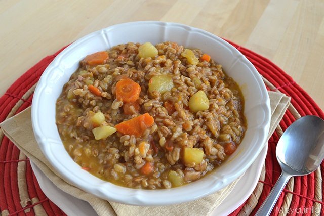 Zuppa di farro con patate e carote