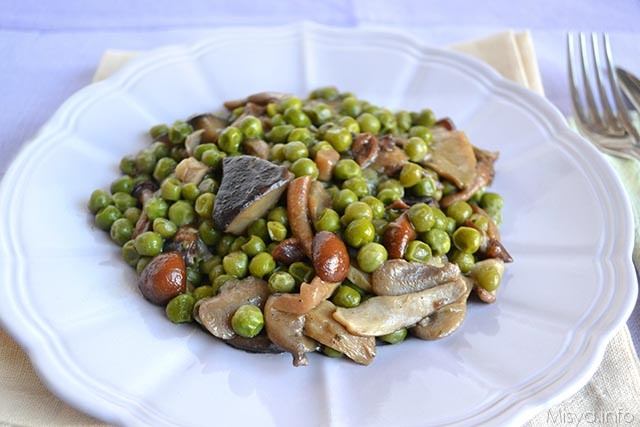 Funghi e piselli in padella