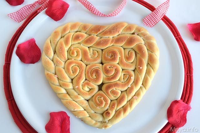 Pane intrecciato a cuore