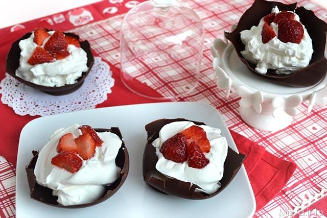 Coppette di cioccolato con panna e fragole