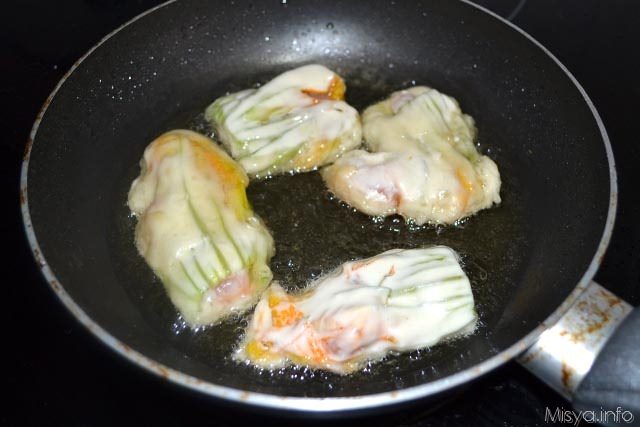 Fiori di zucca e gamberi in pastella 11