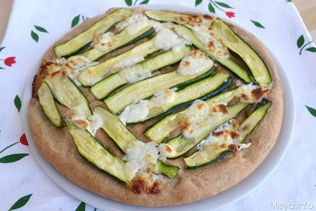 Focaccia integrale con zucchine e crescenza