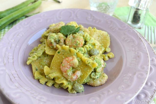 Pasta con fave e gamberi