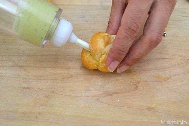 Bigne salati con crema di fave e piselli 11