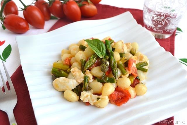 Gnocchi con asparagi e pomodorini