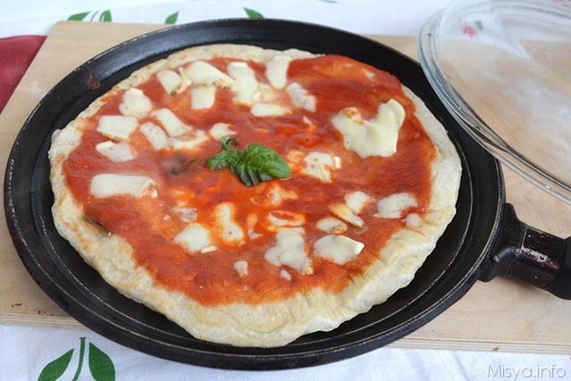 Pizza margherita sul testo