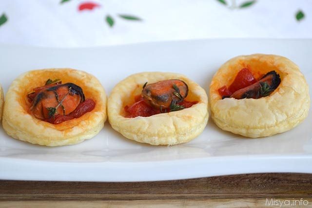 Pizzette di pasta sfoglia alle cozze