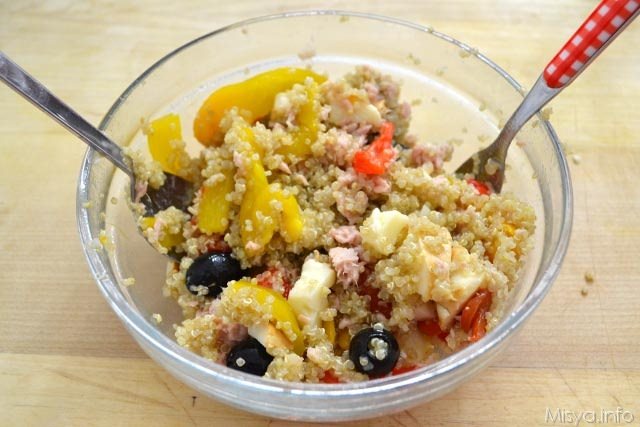 Insalata di quinoa con peperoni e tonno 9