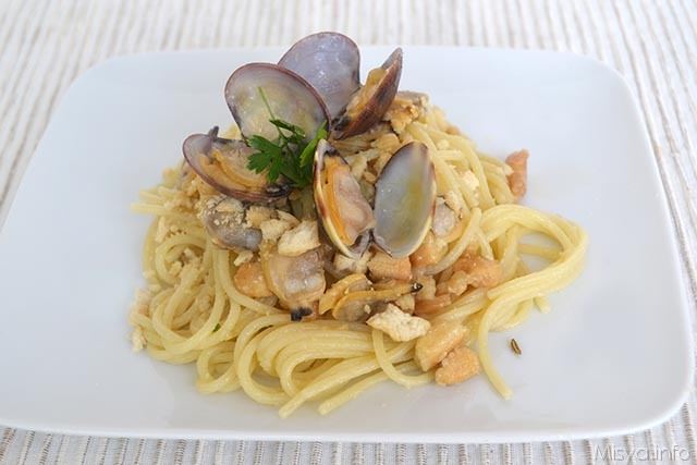 Spaghetti con vongole e taralli