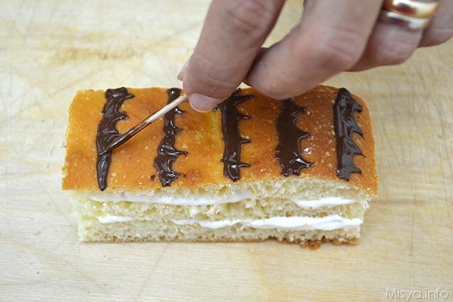 26 decorare con cioccolato fuso