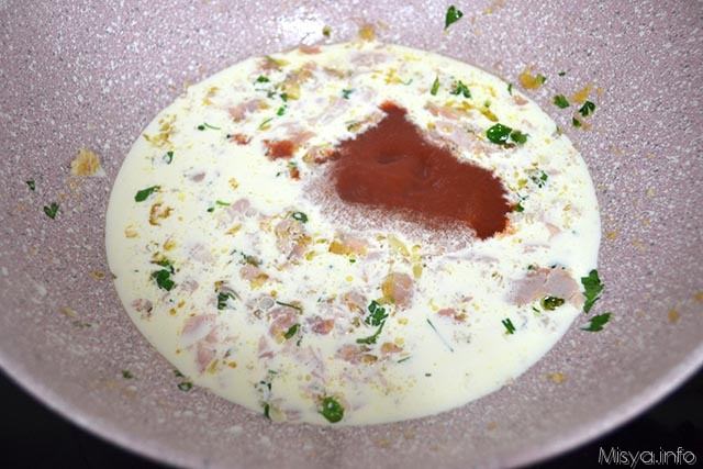 5 aggiungere panna e pomodoro