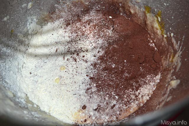 4 aggiungere cacao e farina