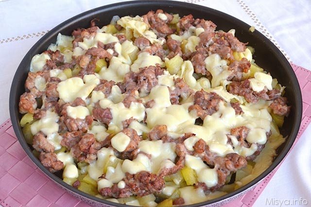 Patate con salsiccia e scamorza