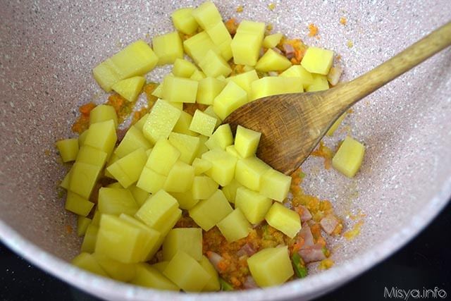 4 aggiungere patate