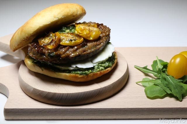 Panino con hamburger e pomodorini gialli