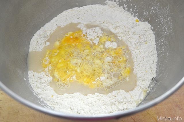 3 aggiungere acqua e lievito
